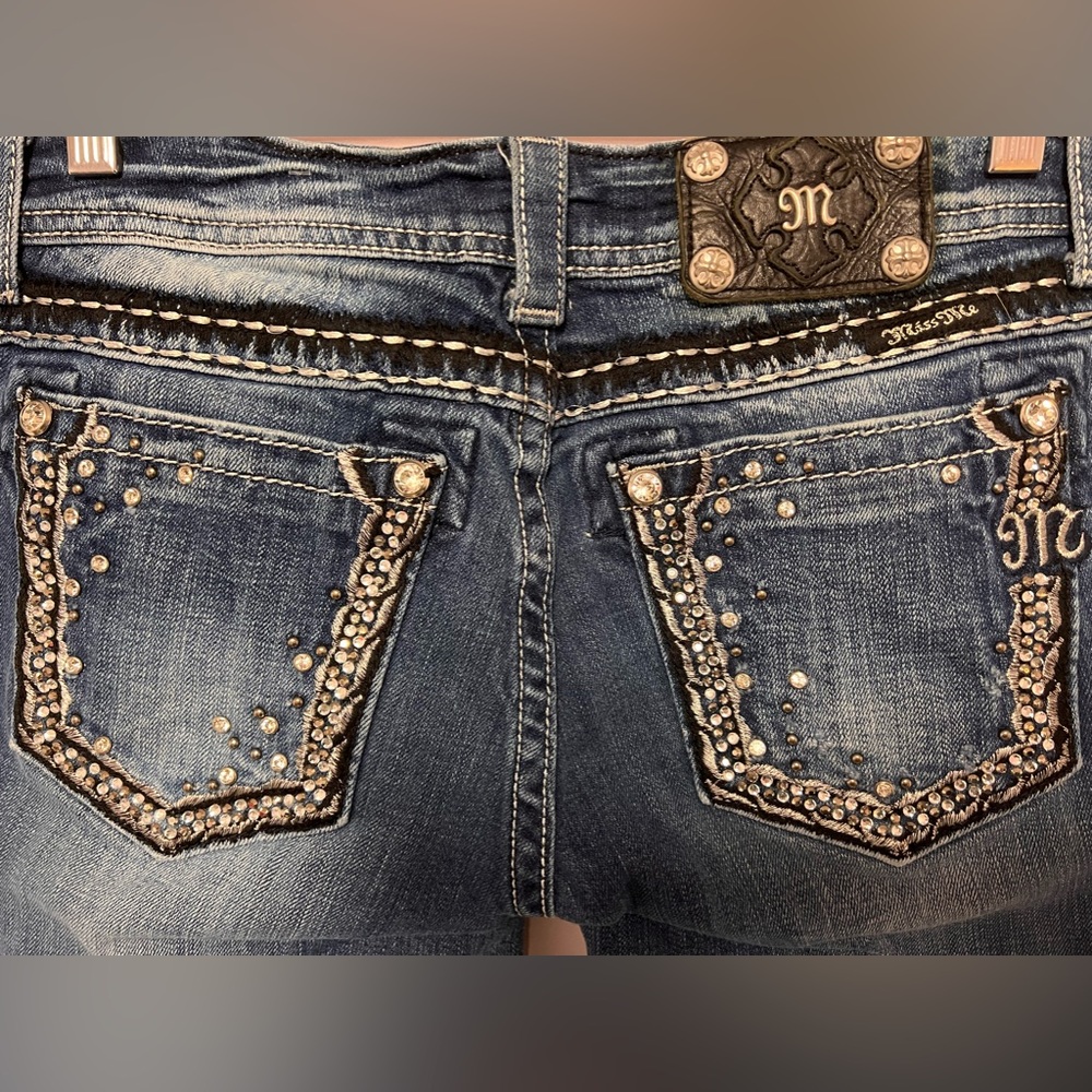 Miss Me BUCKLE Easy Crop RHINESTONE Jeans WOMEN Size 28